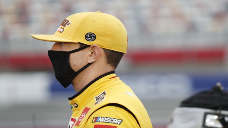 NASCAR champ Kyle Busch calls for mandatory masks as photos show race fans without